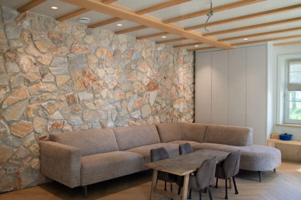 Woonkamer met een accentwand van Rocks Grey natuursteenstrips