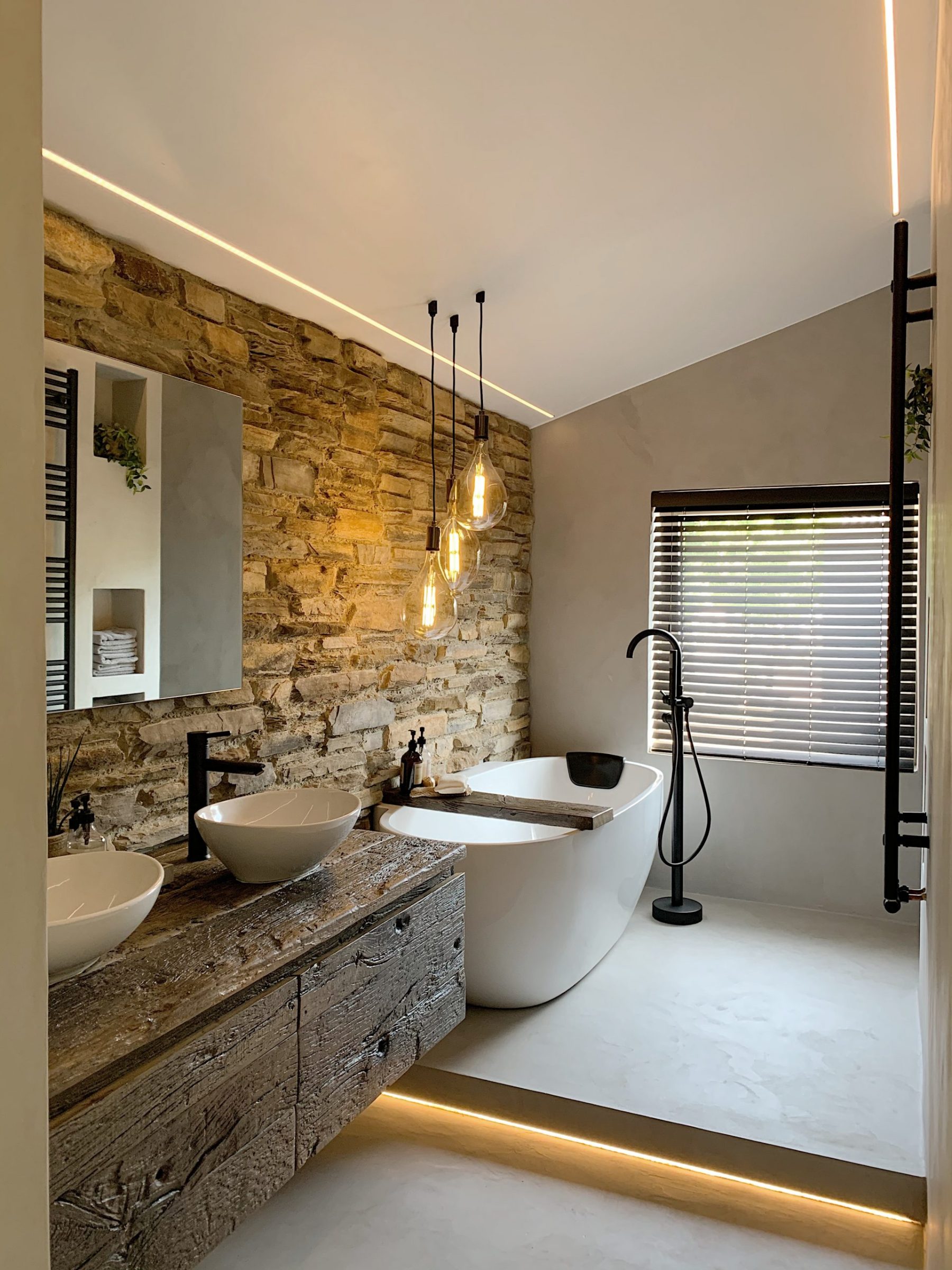 Steenstrips in de luxe badkamer. Ontwerp Jeroen Rooding - Atelier Broer en @homebystuart