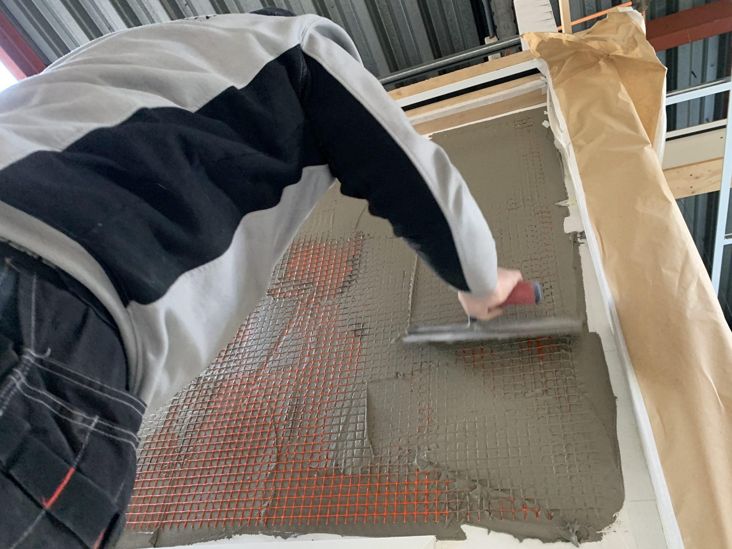 Glasvezelnet aanbrengen op de muur voor natuurstenen