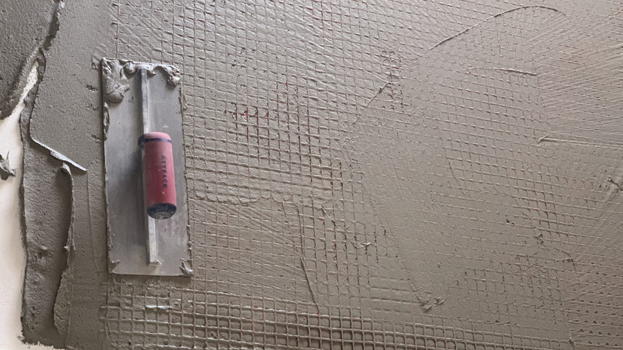 Glasvezelnet vastzetten op de muur