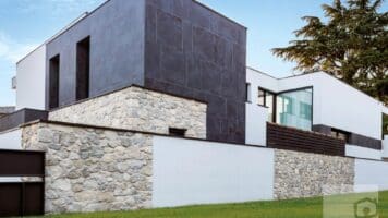 Moderne wandbekleding juist ook voor kubistische huizen