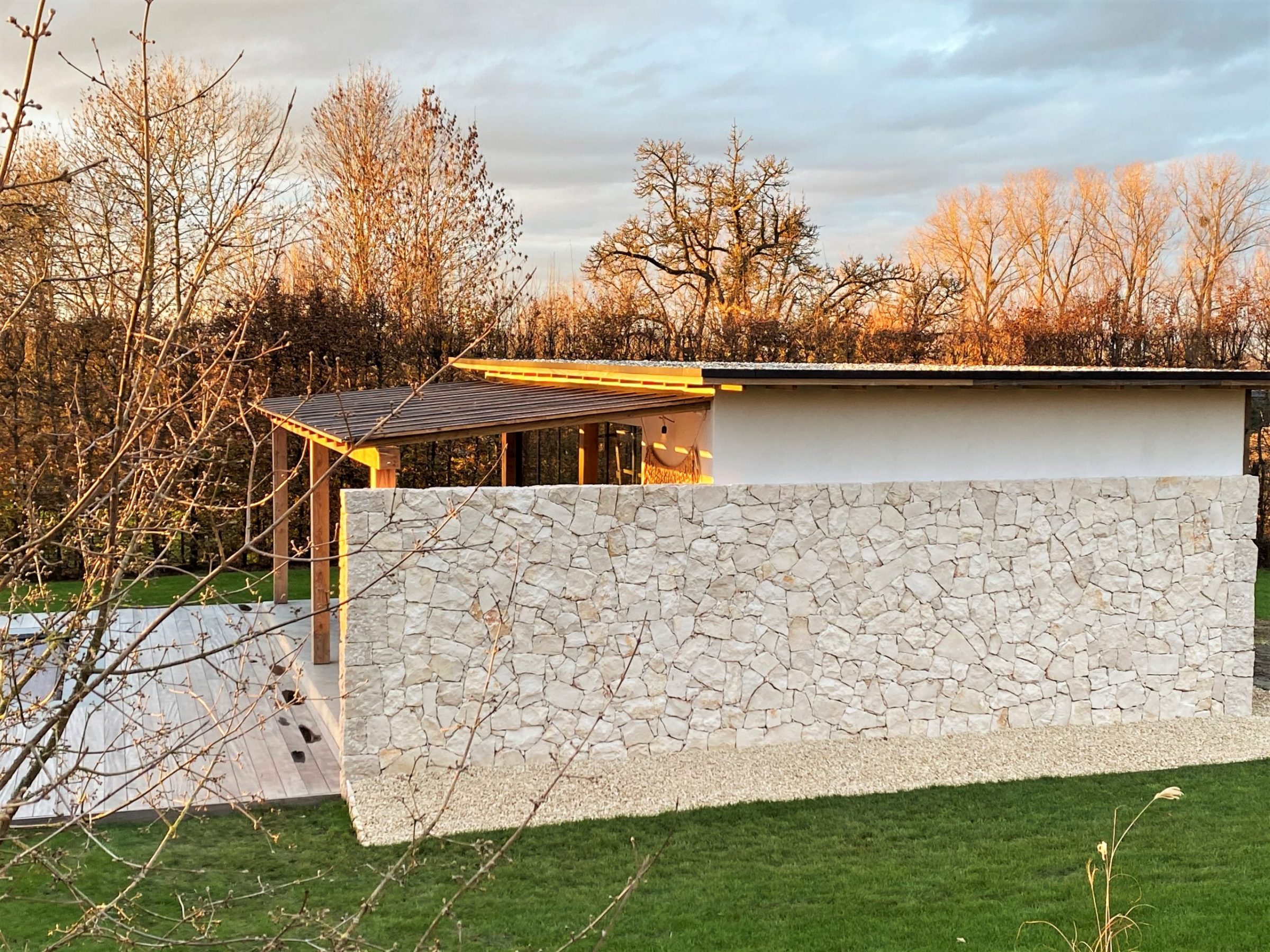 Natuurstenen tuinmuur bij de veranda