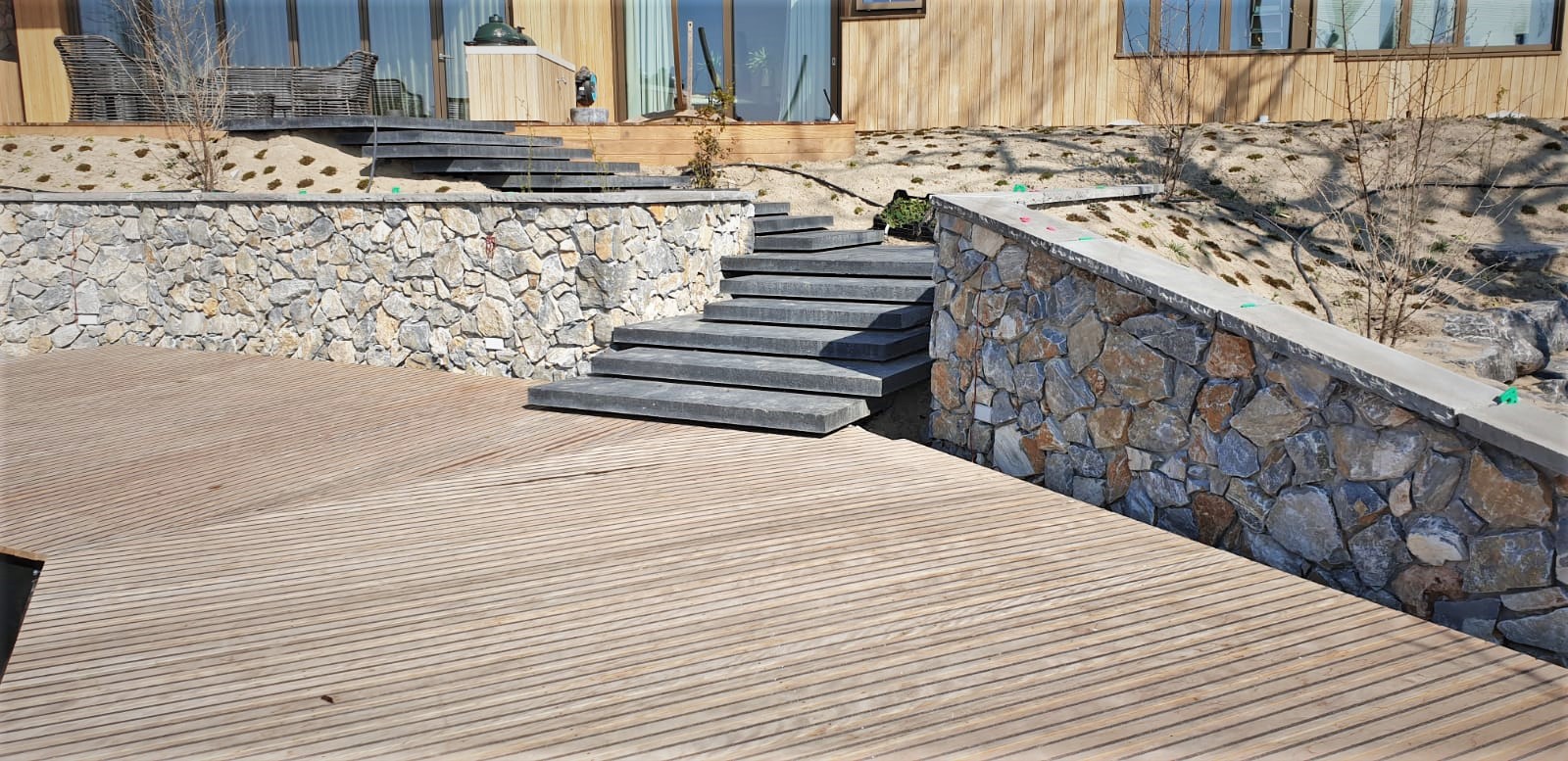 Buitenmuur met Rocks Steenstrips buiten.