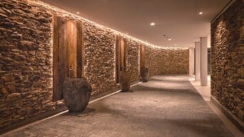 Natuurlijke gemaakte muren van Steen - Sauna Sanadome | Fotografie: Hans Gorter
