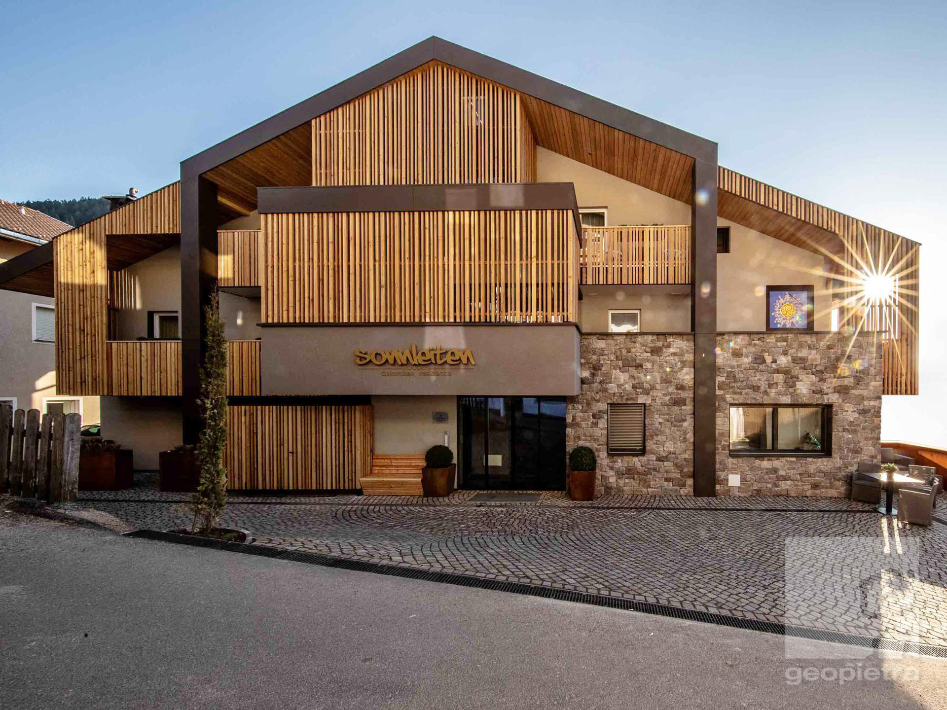 Vooraanzicht gebouw Steenstrips Badia in combinatie met hout