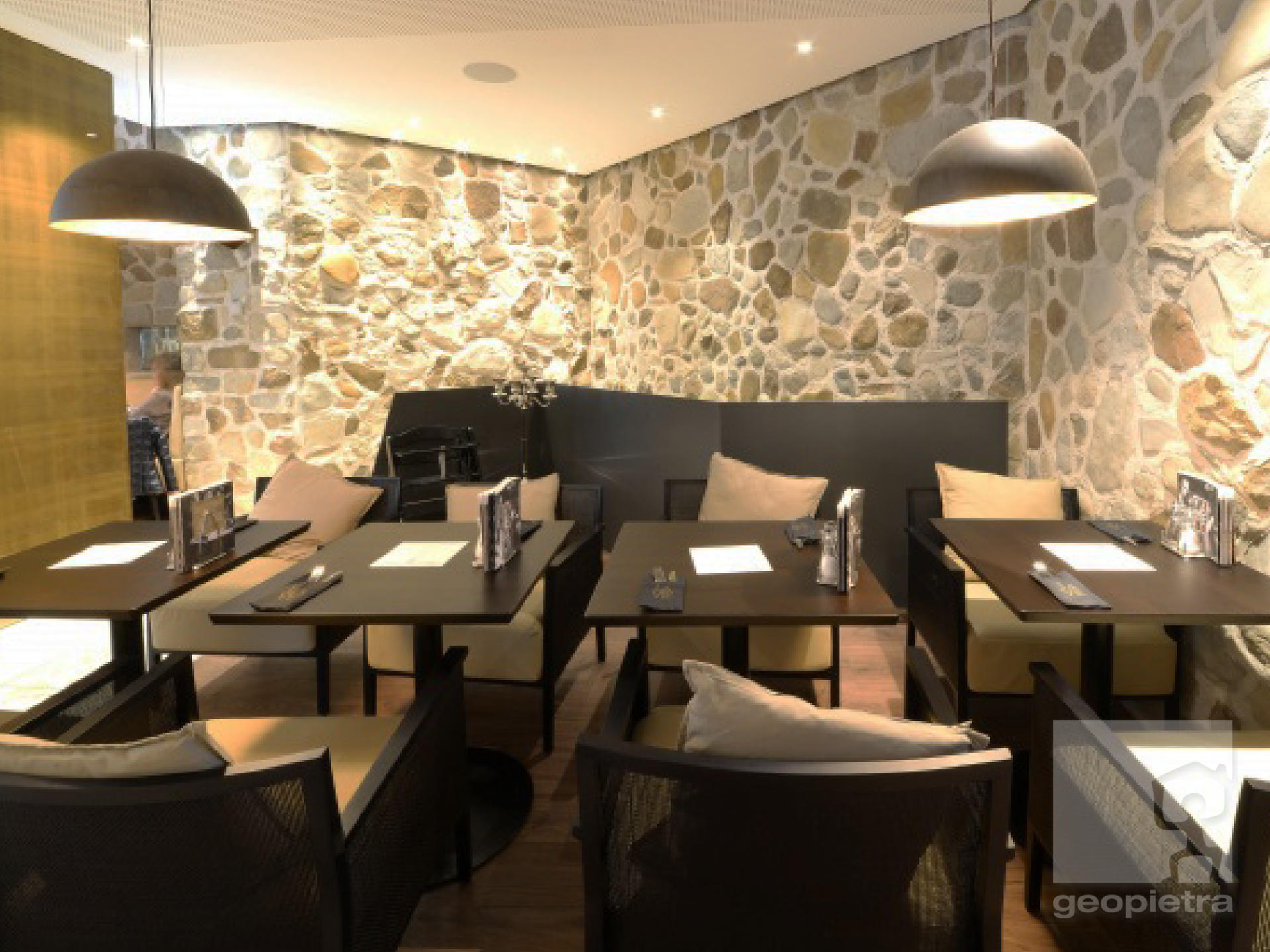 Sfeervolle Geopietra muur in restaurant