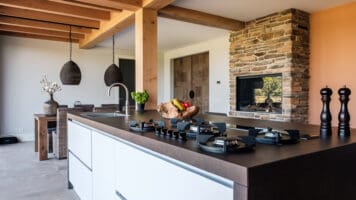 Steenstrips in de moderne keuken met houten balken. Foto van De Rooy Metaaldesign