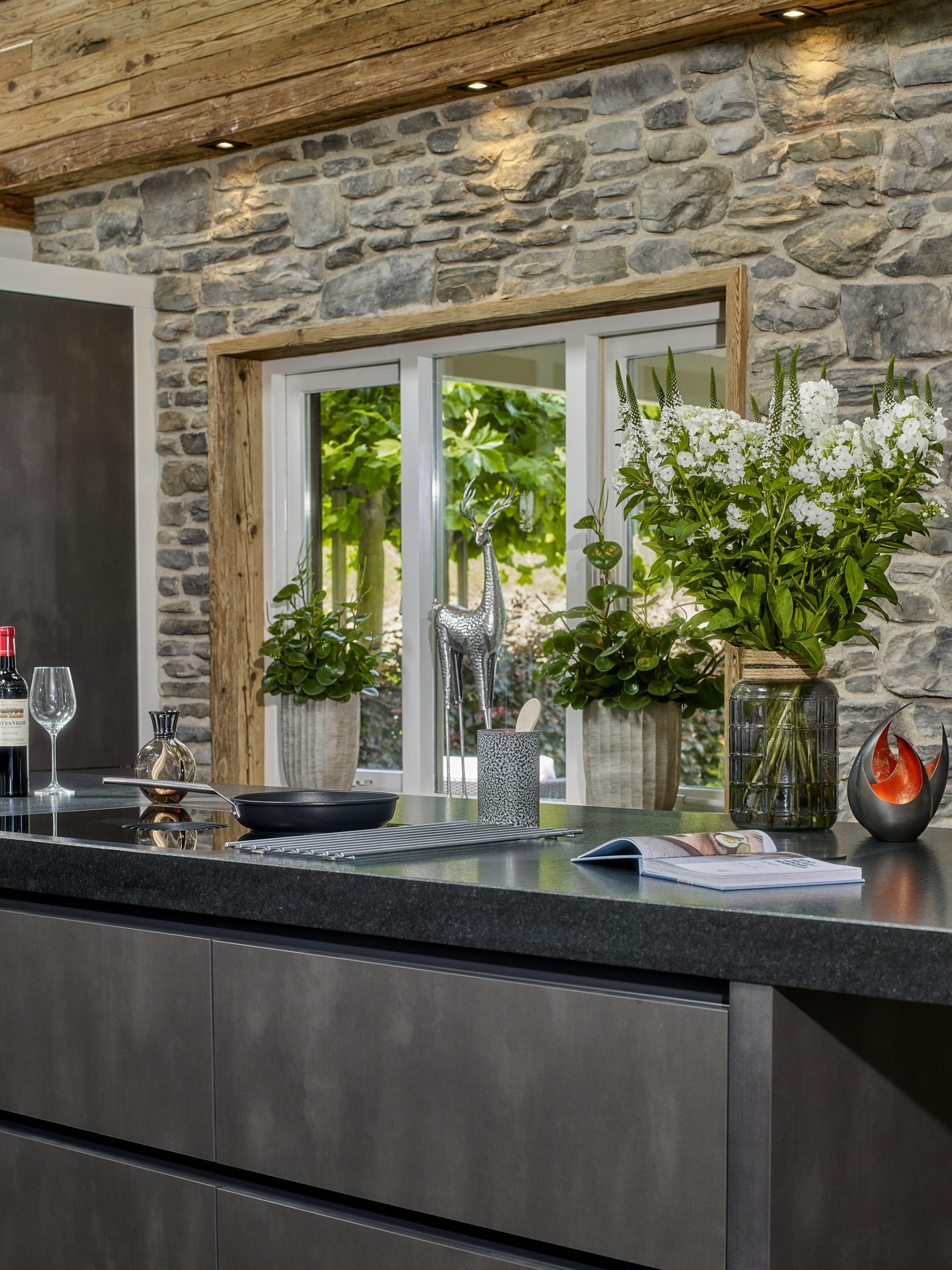 cascata grijze steenstrips keukenwand | Fotografie: Arjo van der Graaf