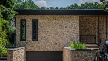 grote wand buitengevel woning bekleed met Rocks mokka Steentrips