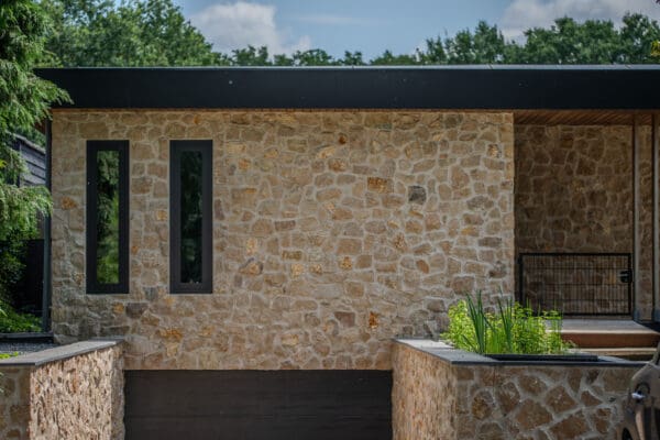 grote wand buitengevel woning bekleed met Rocks mokka Steentrips