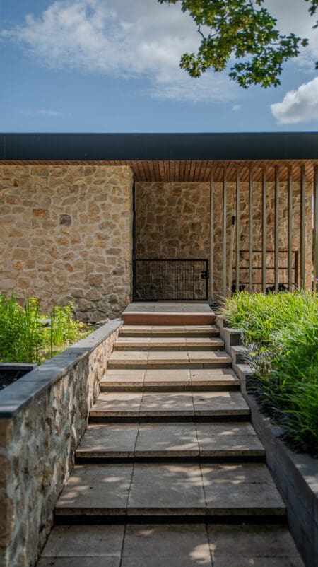entree woning via traptreden gevelbekleding met rocks mokka steenstrips