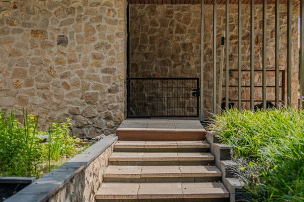 entree woning via traptreden gevelbekleding met rocks mokka steenstrips