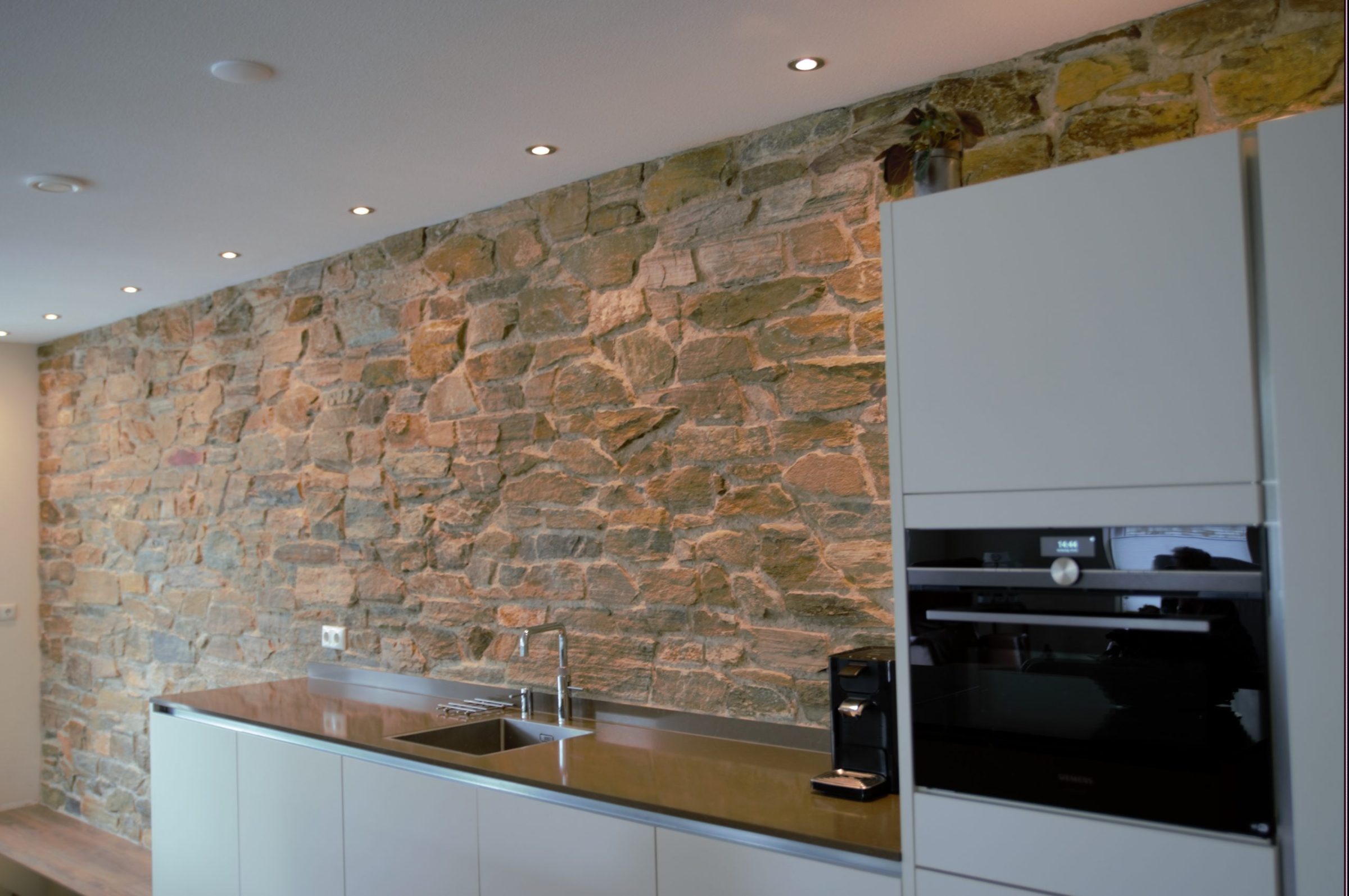 Binnenwand van de keuken met Natuursteen strips.