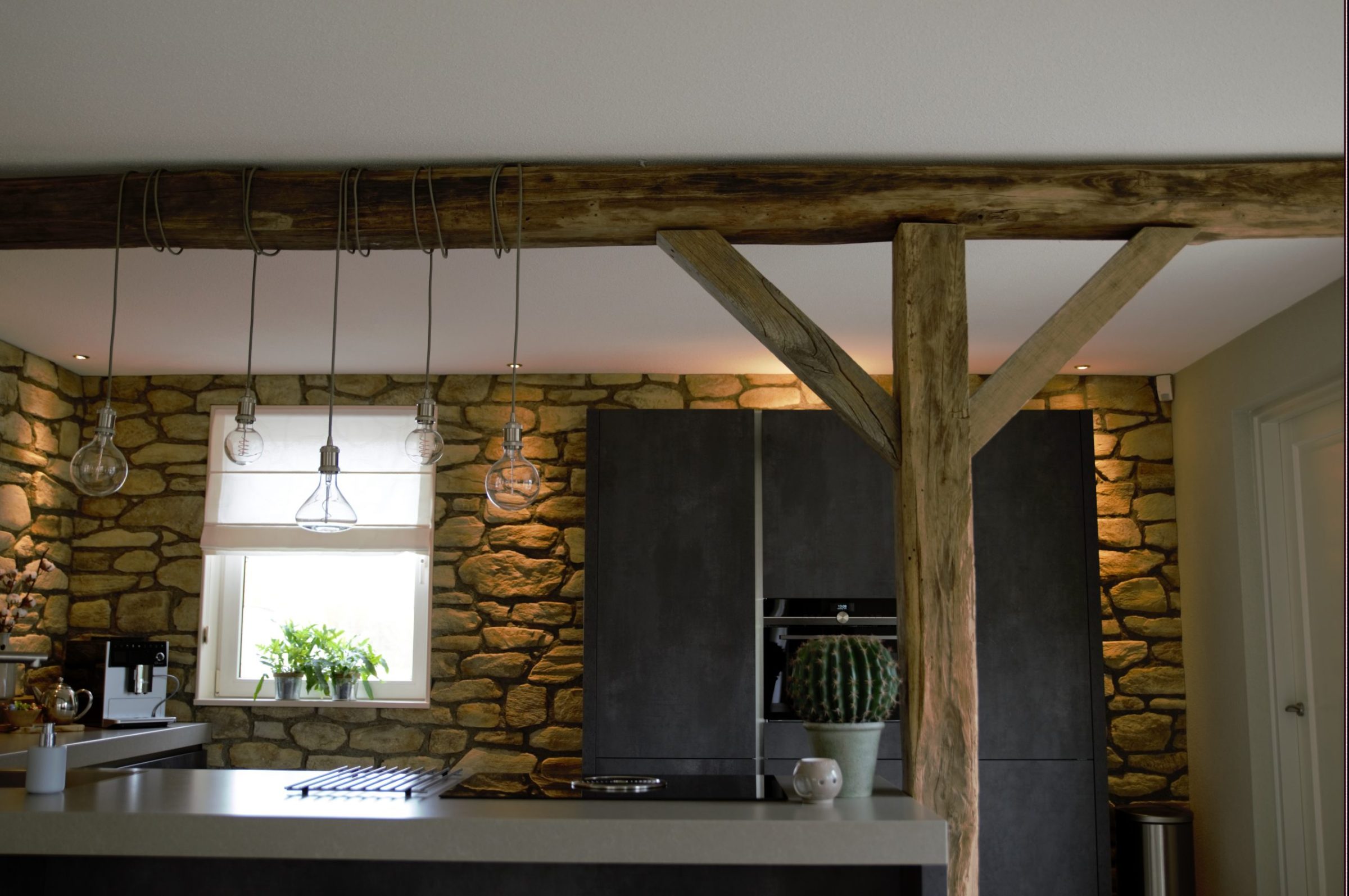Keuken combinatie hout en steenstrips sfeervol