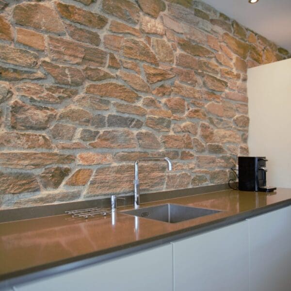 Wand van Natuurstenen Rocks kleur brons in de moderne keuken.
