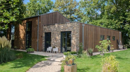 Vrijstaande woning met houten gevel en Liguria steenstrips