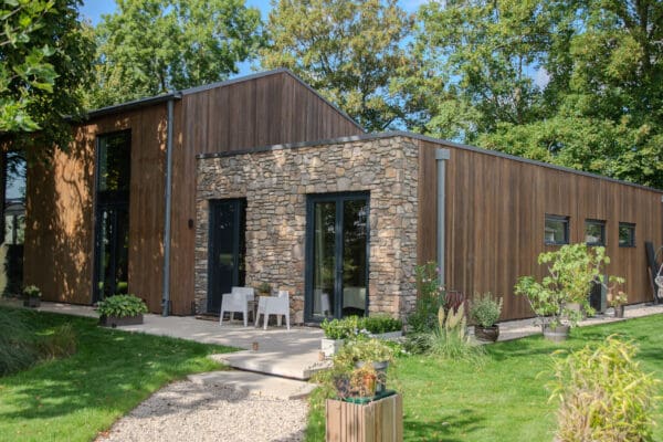 Vrijstaande woning met houten gevel en Liguria steenstrips
