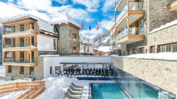 Luxe hotel in skigebied bekleed met Geopietra Steenstrips (Copyright: Geopietra)