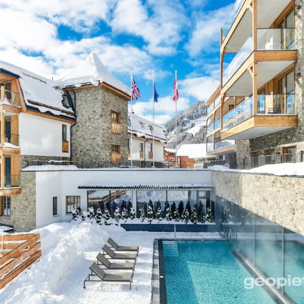 Luxe hotel in skigebied bekleed met Geopietra Steenstrips (Copyright: Geopietra)