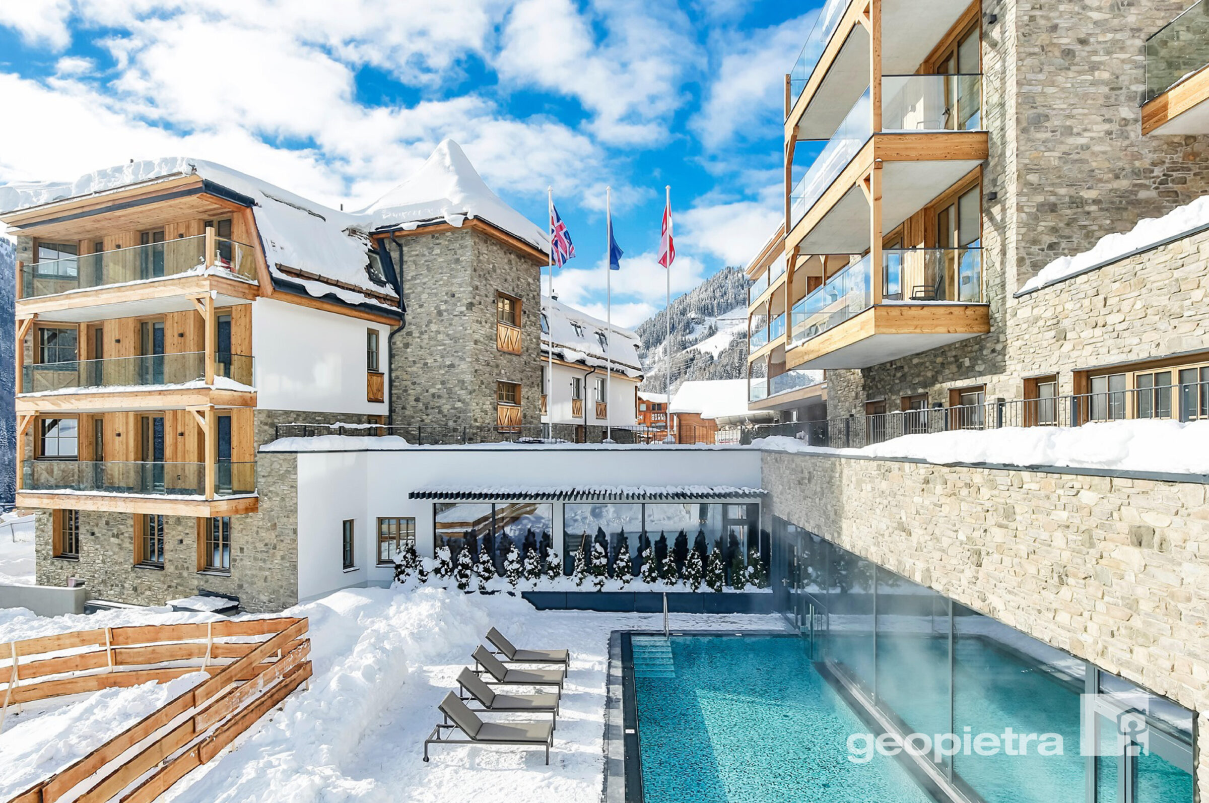 Luxe hotel in skigebied bekleed met Geopietra Steenstrips (Copyright: Geopietra)