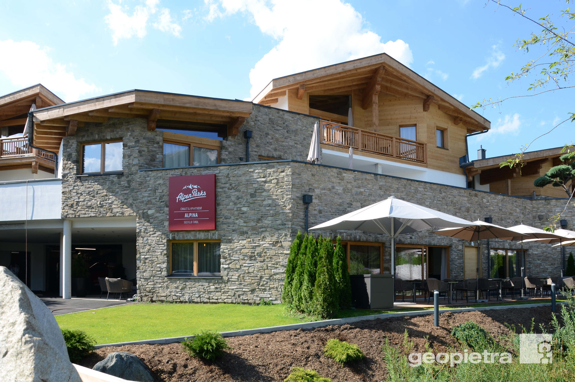 Gevel van een hotel in een skigebied bekleed met Geopietra Steenstrips (Copyright: Geopietra)