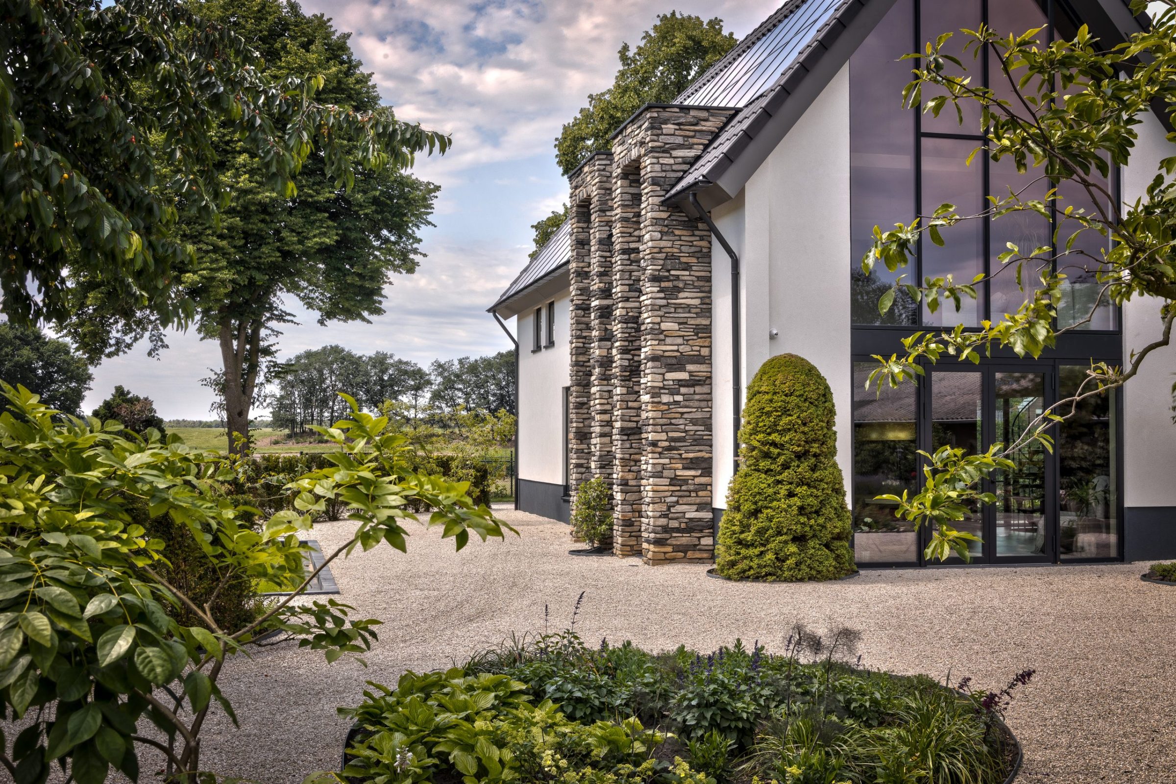 Modern huis met Steenstrips bij de entree