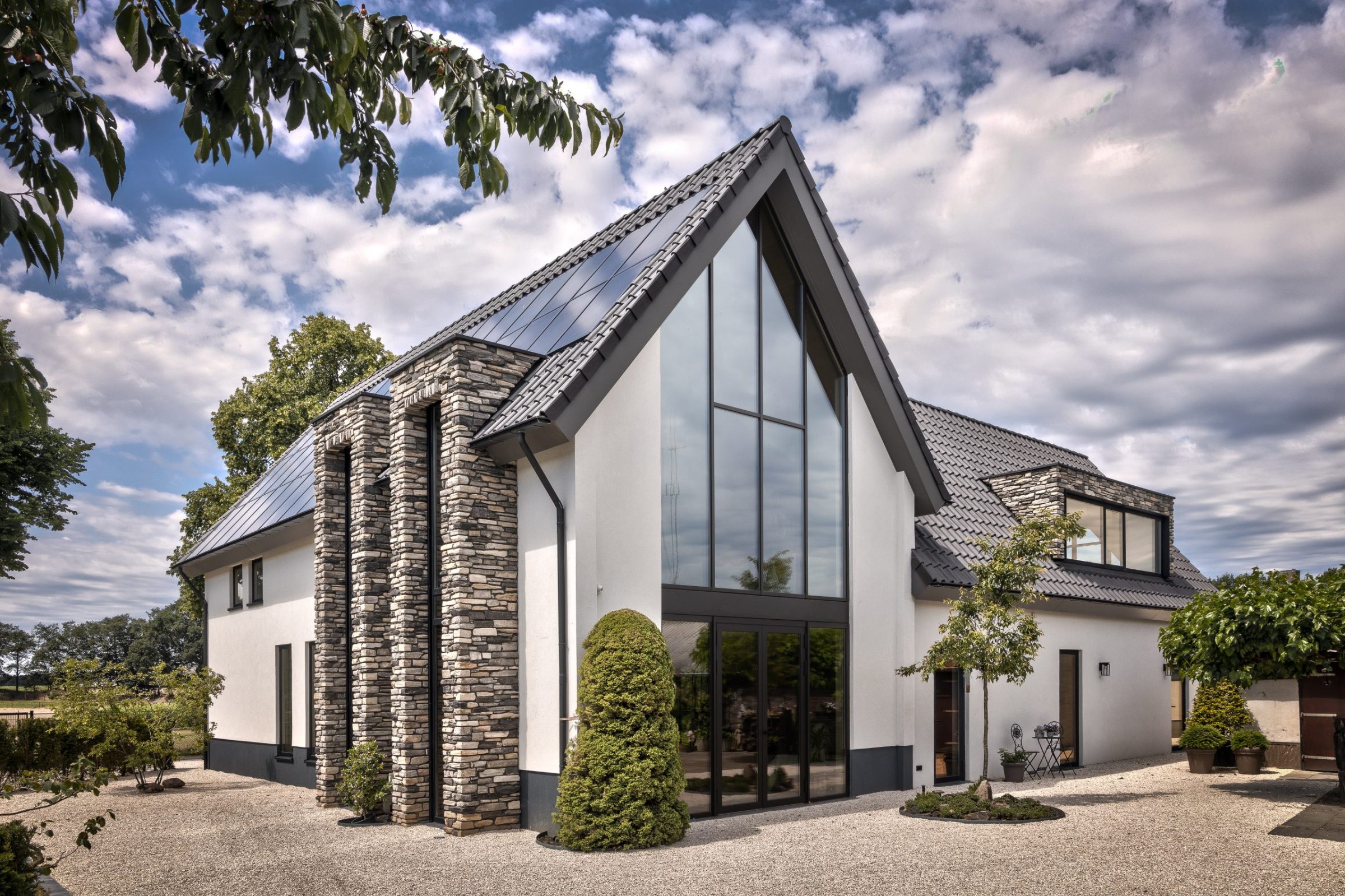 Villa met steenstrips gevel