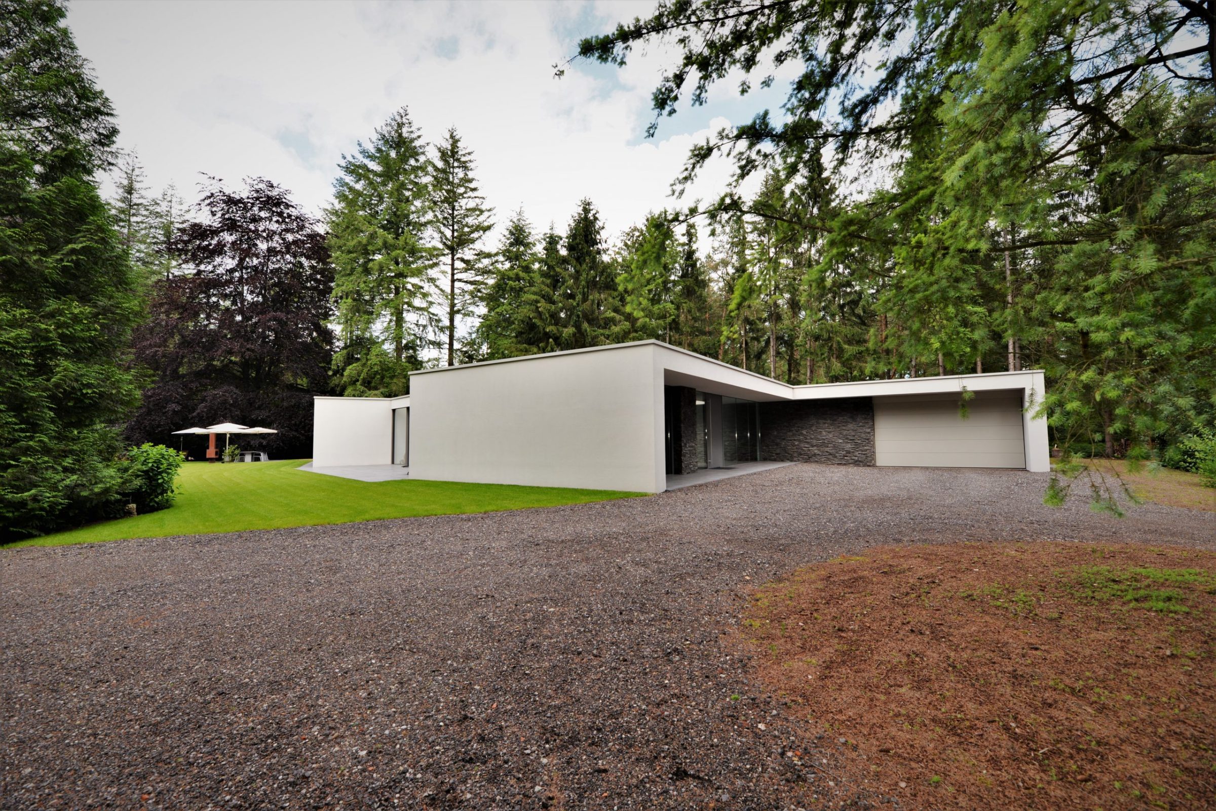 Contrast: Moderne villa in het bos met Geopietra Steenstrips