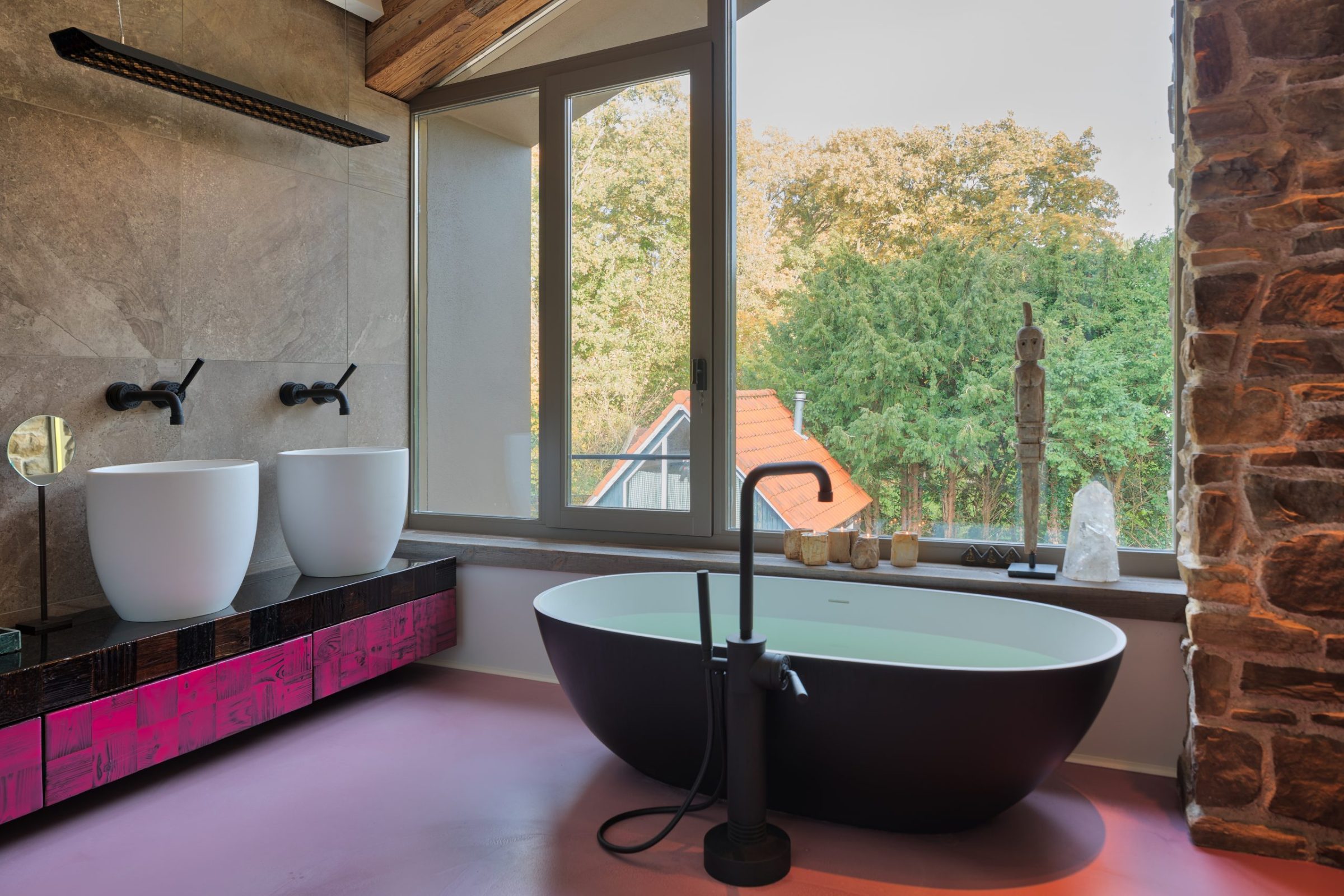 Steenstrips in de badkamer, de Camuna van Geopietra | Copyright: Fotografie Jurrit van der Waal, The Art of Living magazine