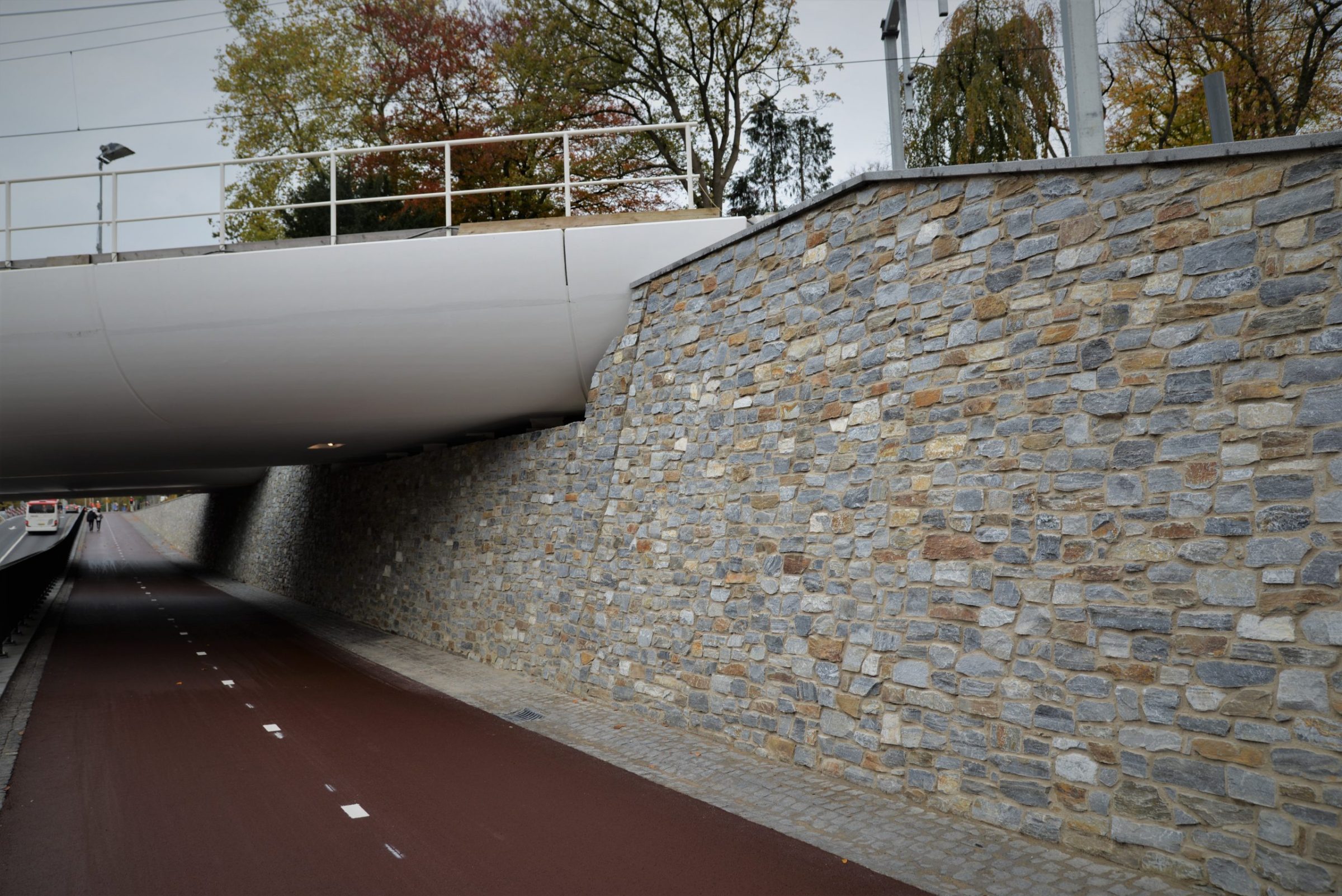 Natuurstenen wand Station Driebergen-Zeist