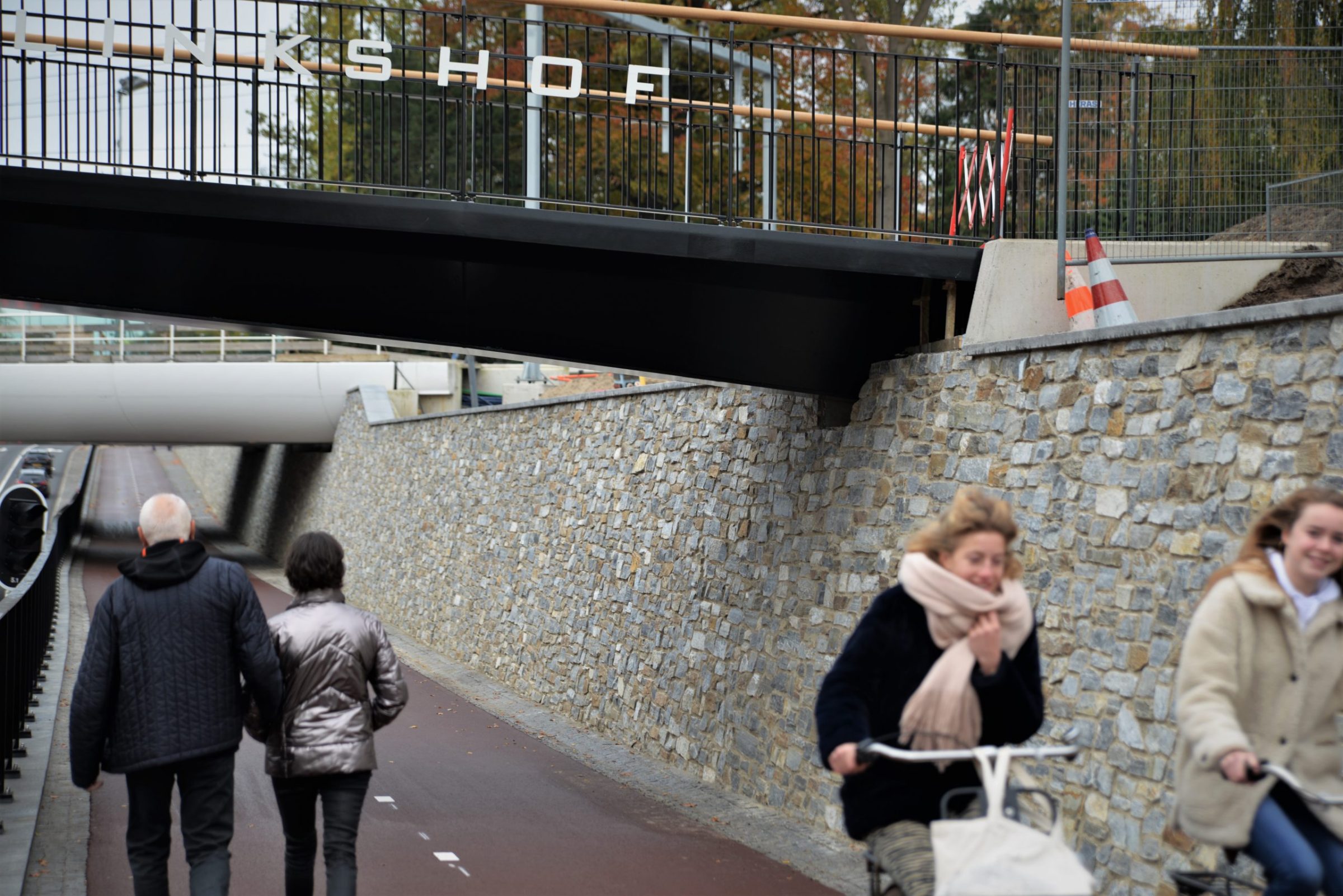 Stenen wand fietspad Station