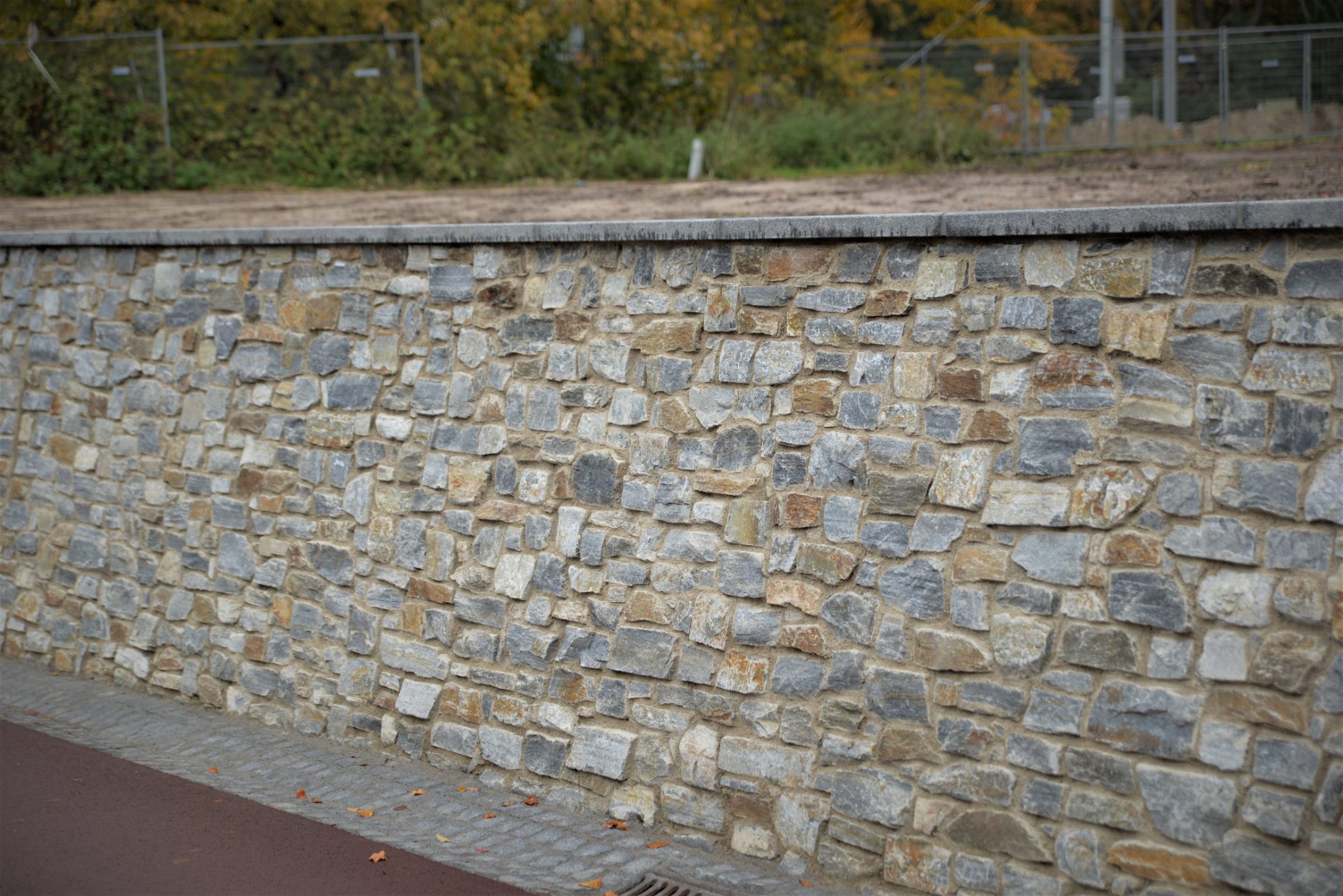 Lange wand met Rocks Steenstrips