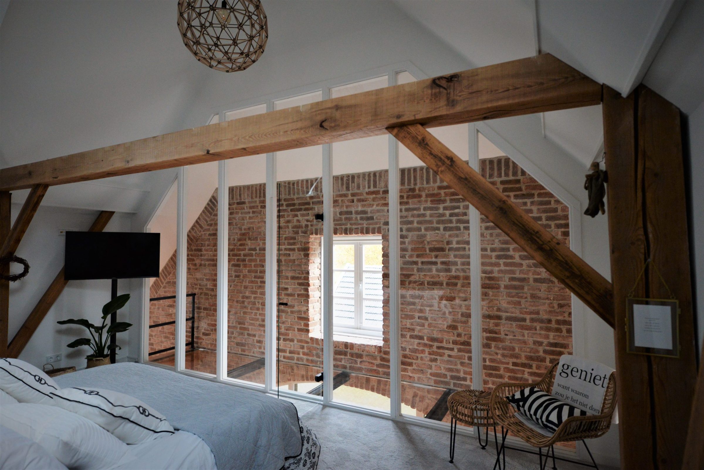 Casale Baksteenstrips in combinatie met een houten balk