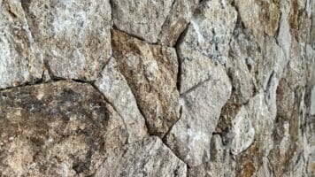 Natuurstenen muur met rotsachtige Steenstrips