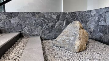 Stenenmuur van Rocks Mavro zonder voeg.