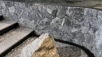 Natuurstenen muur van Rocks Steenstrips in een bedrijfspand.