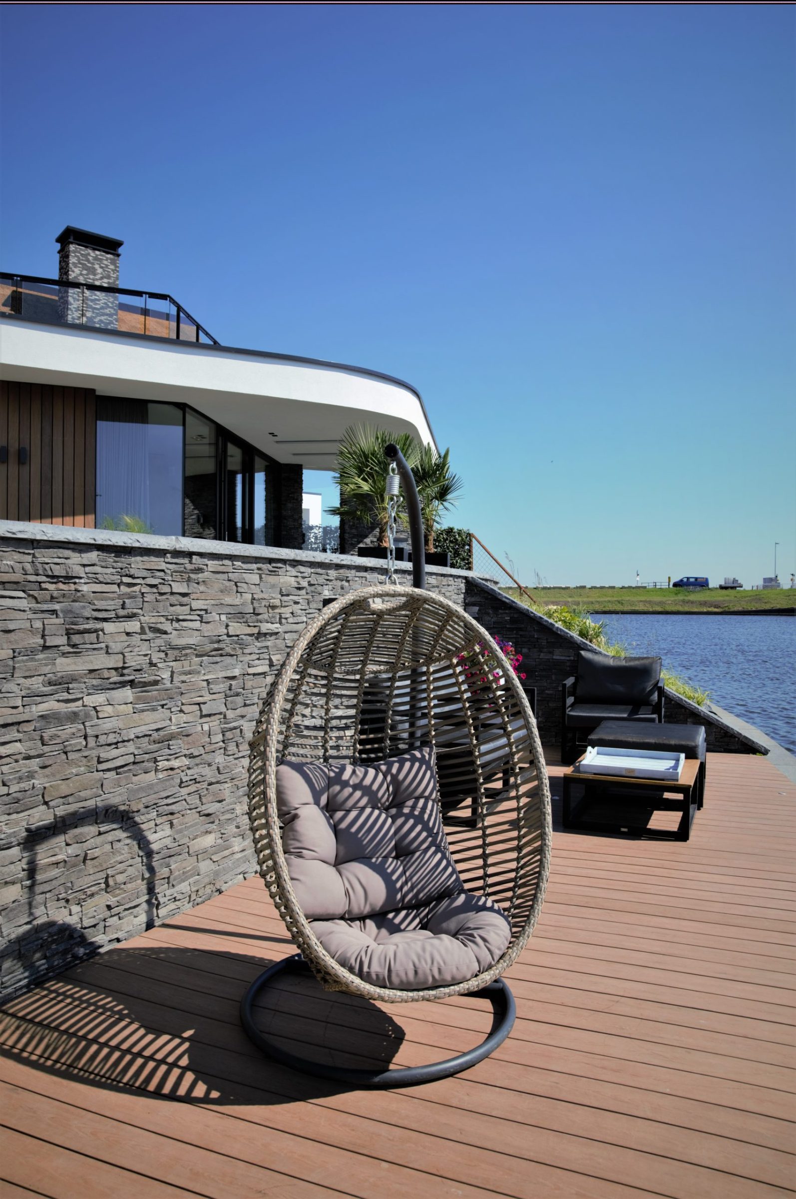Moderne villa met Steenstrips