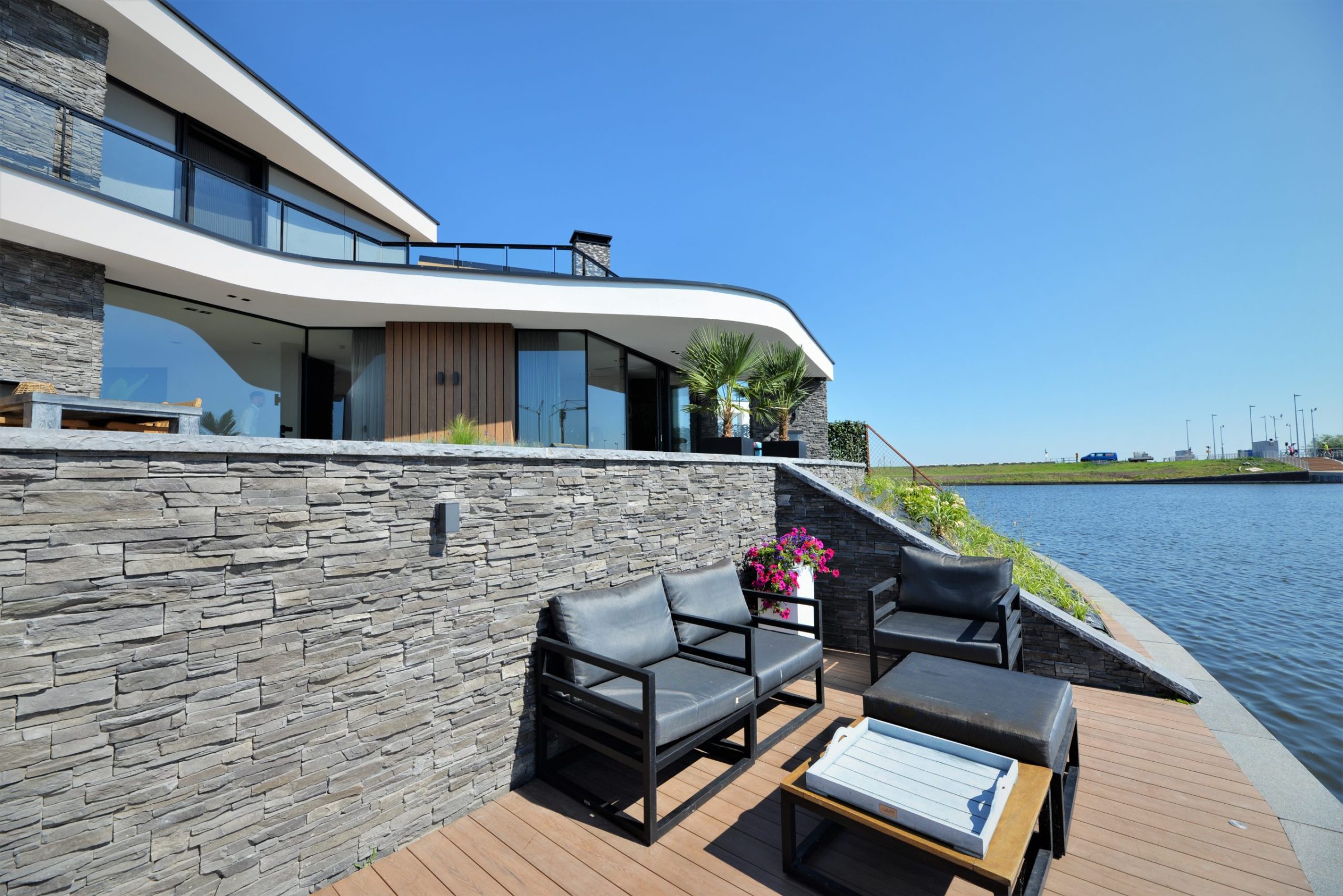 Zonnig terras met Steenstrips