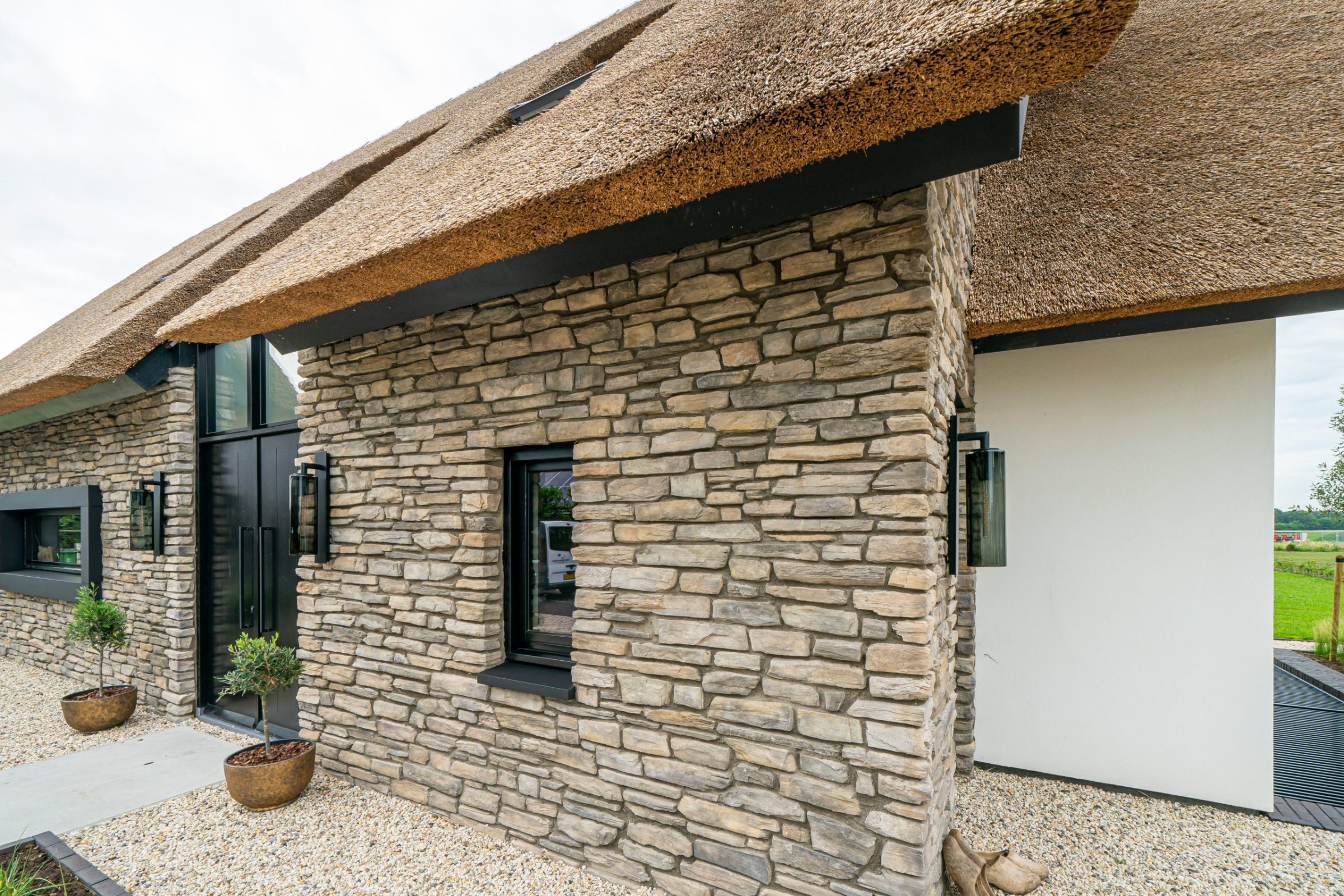 Buitenmuur moderne woning met Steenstrips