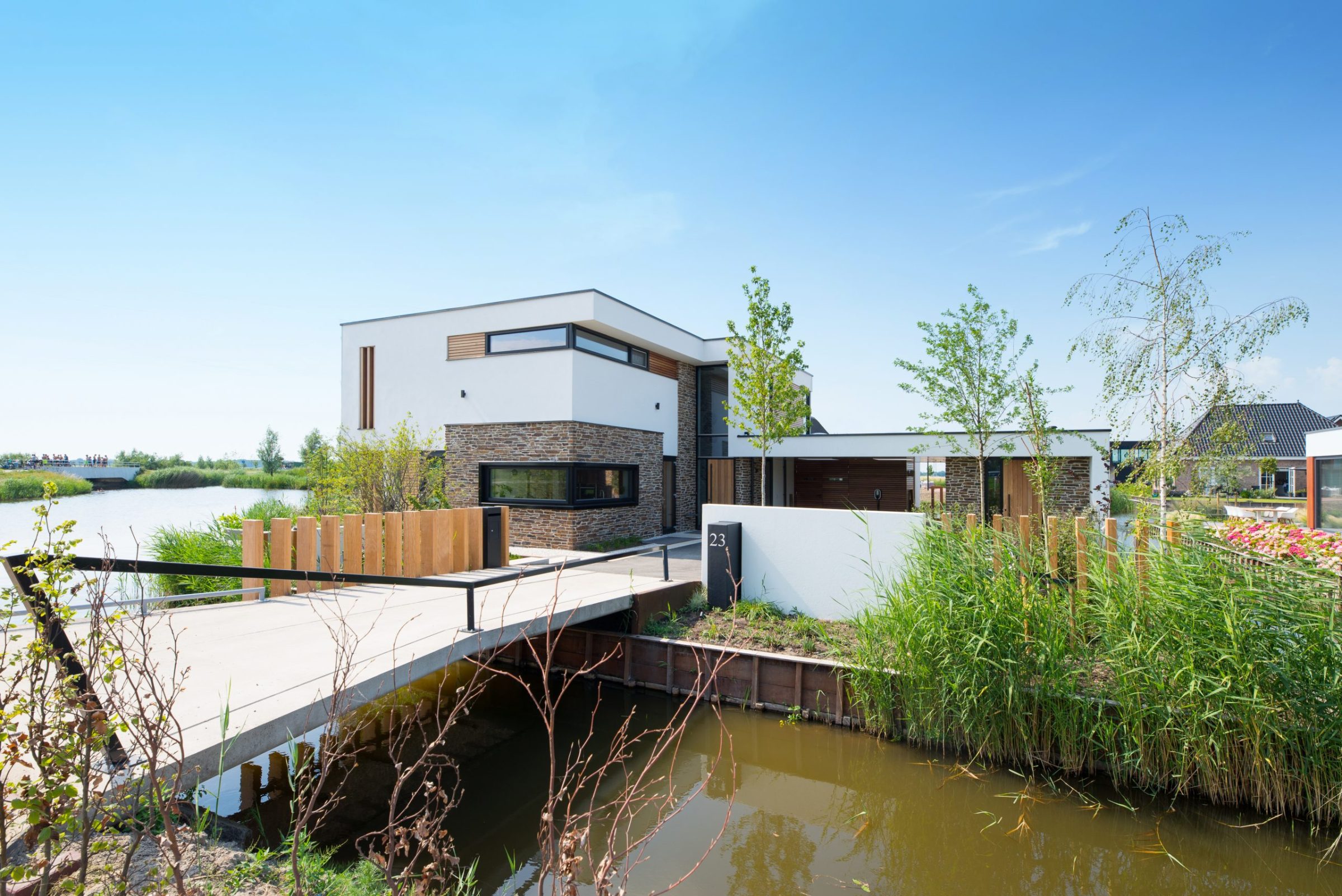 Brug naar de kubistische villa in Nesselande