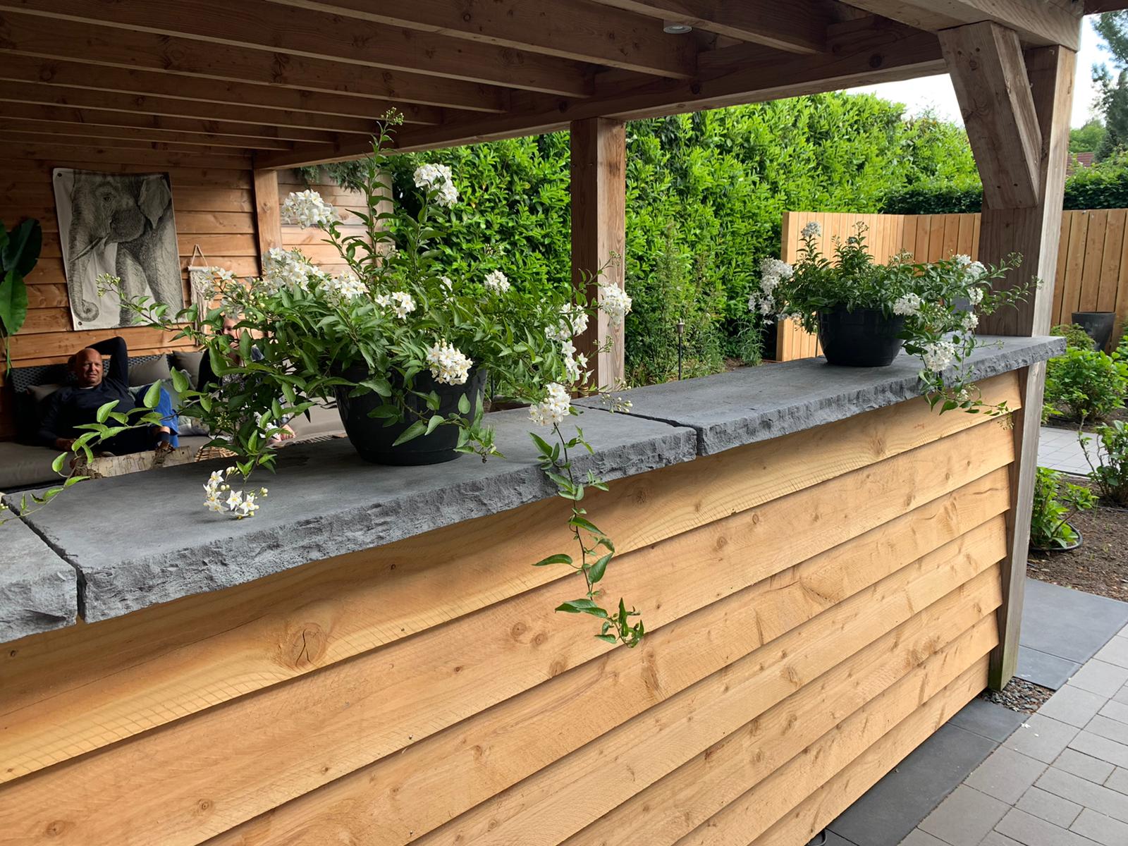 Muurafdekkers in de tuin