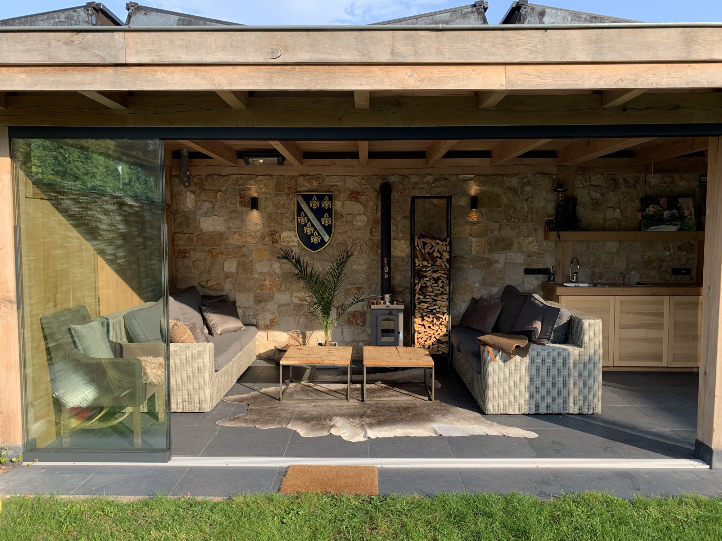 Prachtige overkapping bekleed met de Rocks Antieke Mix