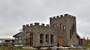 Kubistisch kasteelhuis met Botticino Steenstrips - Orio Architecten