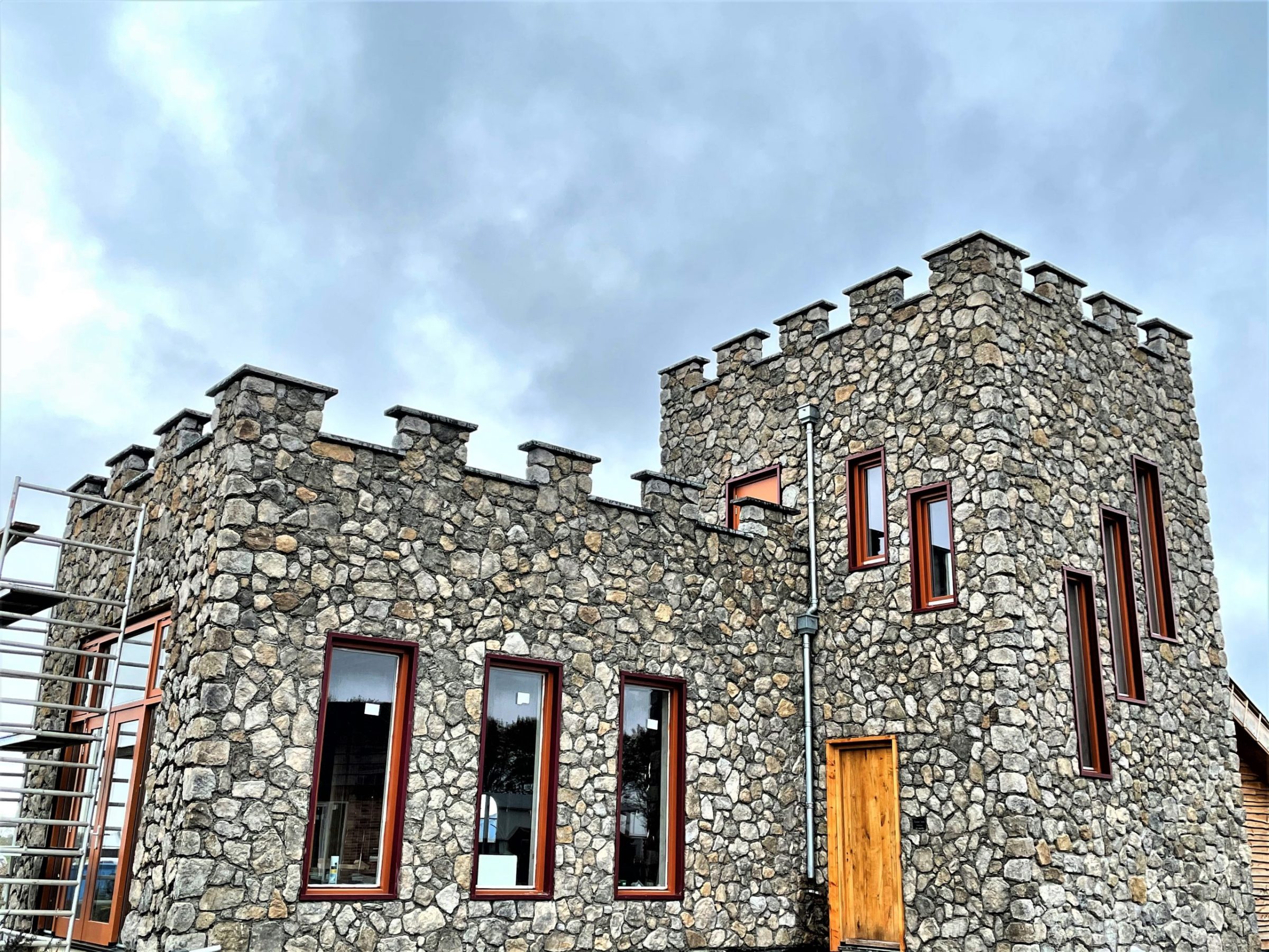 Kasteelmuur bekleedt met Botticino Steenstrips - Orio Architecten