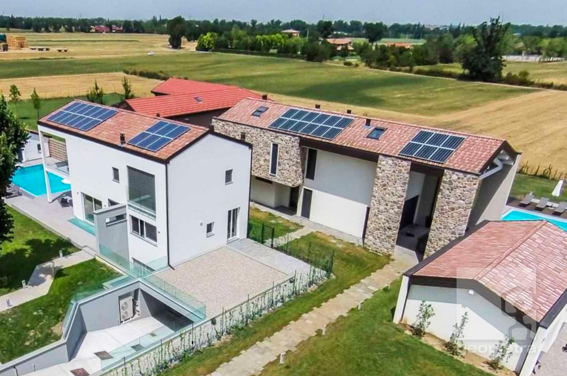 Villa met Geopietra Burago Steenstrips als muurbekleding