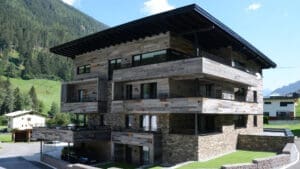 Moderne Villa met Geopietra Devero Steenstrips
