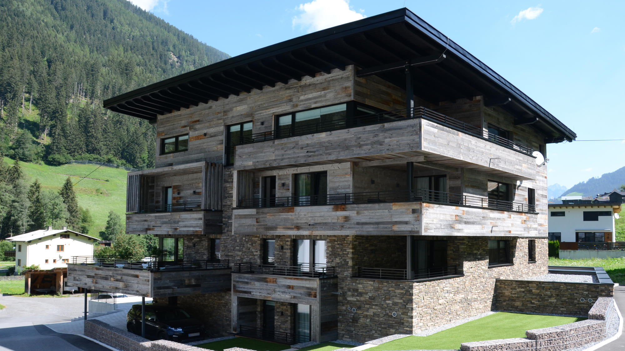 Moderne Villa met Geopietra Devero Steenstrips