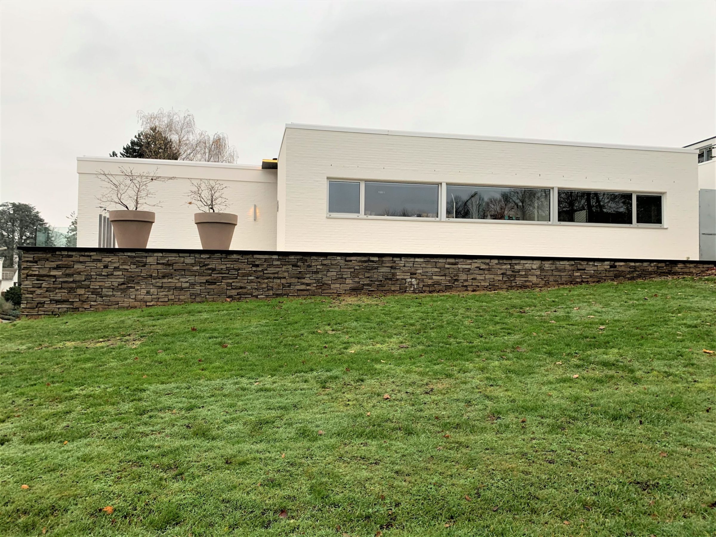 Moderne villa met Steenstrips