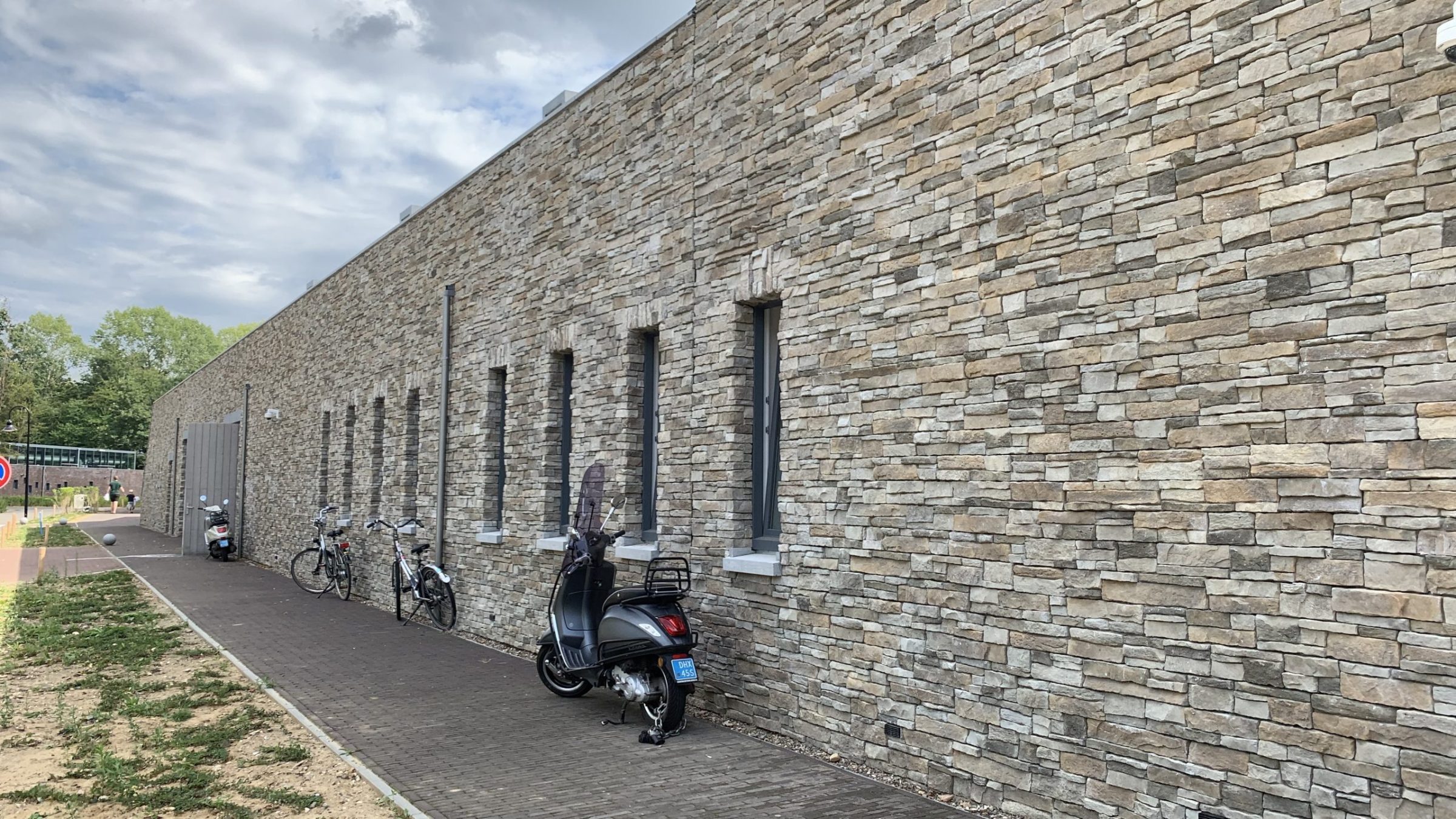 Grote wand bekleedt met Steenstrips Montepanel