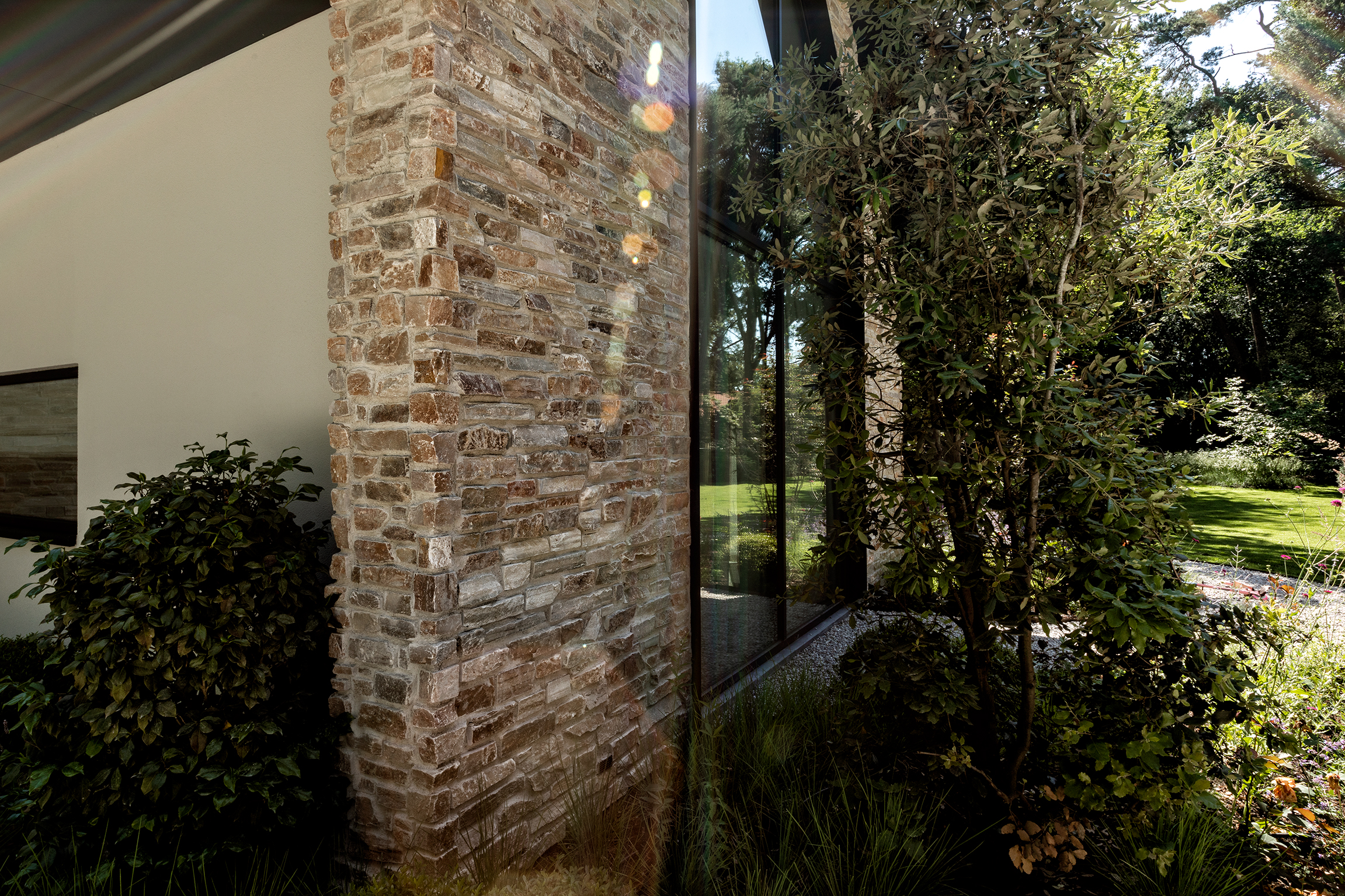 Prachtige woning met als gevelbekleding: Rocks Oranje - J. van der Windt B.V.